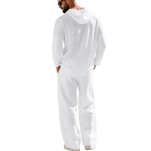 Detailansicht der Rückseite: Herren Leinen-Set mit Kapuzenhemd und passender Hose