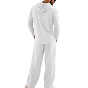 Rückansicht des weißen Leinen-Set für Herren mit Kapuzenhemd und Strandhose Textur