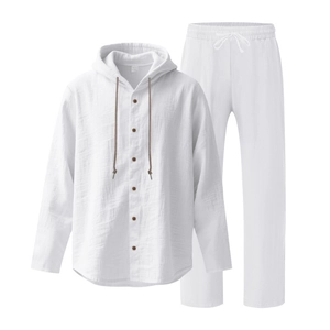 Détail d'un ensemble en lin blanc avec chemise à capuche, boutons en bois et pantalon