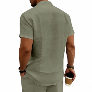 Detail der salbeigrünen Leinenstoffstruktur auf legerem Herren Sommerhemd und Shorts Set
