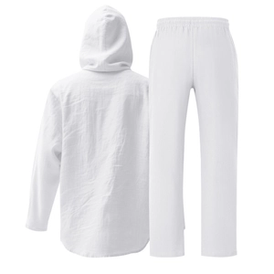 Détail de l'ensemble blanc en lin avec chemise à capuche et pantalon en tissu respirant