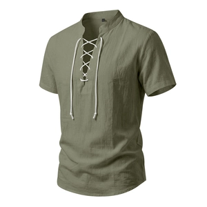 Dettaglio dello scollo con lacci verde militare e trama in lino per camicia da uomo