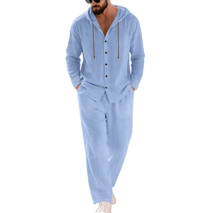 Leichtblaues Leinen-Set für Herren mit Kapuzenhemd und langer Hose im lässigen Strandstil