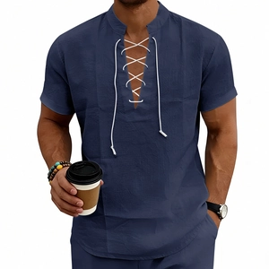 Dettaglio di una camicia da uomo in lino blu navy con scollo a V e lacci intrecciati