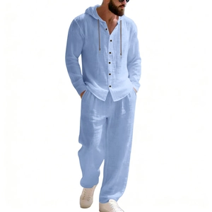 Detailansicht eines hellblauen Herren-Leinen-Sets mit Kapuzenhemd und Hose mit Knöpfen