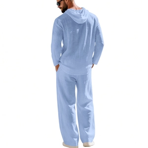 Rückansicht von Herren Leinenhemd mit Kapuze und lockerer Hose in Hellblau
