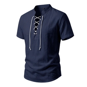 Dettaglio camicia blu scuro stile lino con scollo a V stringato e lacci bianchi a contrasto