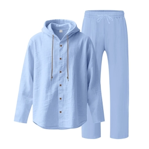 Détail de l'ensemble bleu clair en lin avec chemise à capuche et pantalon à texture gaufrée