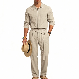 Détail de la texture d'un ensemble en lin pour hommes avec chemise et pantalon assorti