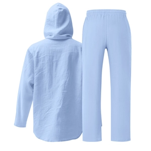 Détail d'ensemble en lin bleu clair avec chemise à capuche et pantalon à taille élastique
