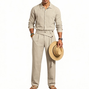 Détail de la ceinture superposée et du tissu en lin sur ce pantalon décontracté beige homme