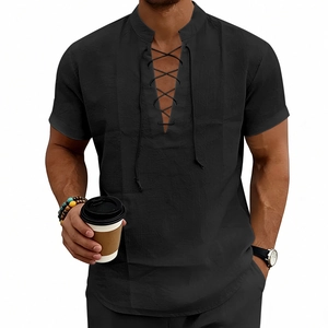 Dettaglio di una camicia estiva in lino da uomo con scollo a V stringato e tessuto nero