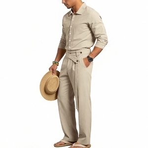 Détail de l'ensemble en lin beige pour homme montrant la texture de la chemise et du pantalon