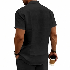 Rückansicht eines schwarzen Leinenhemdes mit atmungsaktiver Textur und Slim-Fit-Passform