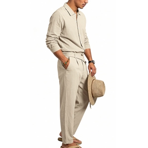 Texture détaillée d'un ensemble en lin beige pour homme avec col et grain de tissu