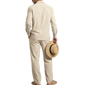 Vue arrière d'un ensemble en lin beige pour homme avec chemise décontractée et pantalon