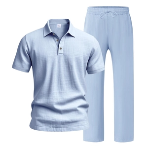 Detail van lichtblauw linnen poloshirt en bijpassende broek met trekkoord in taille