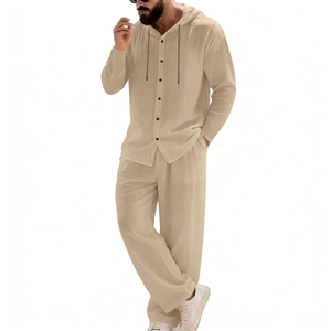 Detail von khakifarbenem Leinen-Kapuzenhemd und passender Hose Set für Herren