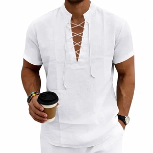 Dettaglio di camicia da uomo bianca in lino con scollo a V intrecciato e colletto alla coreana