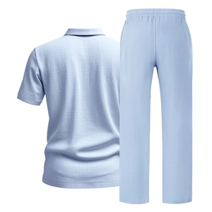 Detailopname van lichtblauwe linnen set met korte mouwen shirt en elastische tailleband