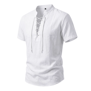 Dettaglio camicia in lino bianco con scollo a V intrecciato e colletto alla coreana