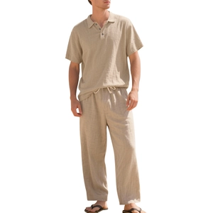 Gedetailleerde textuur van beige linnen herenshirt en bijpassende broek met trekkoord