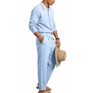 Détail de l'ensemble en lin bleu clair avec tissu respirant et taille à cordon serrage