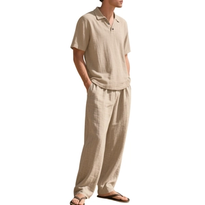 Detail van heren linnen set bestaande uit een beige poloshirt en casual lange broek