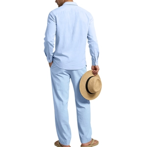 Vue arrière d'un costume en lin bleu clair pour homme avec chemise longue et pantalon