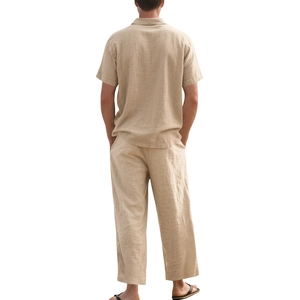Achteraanzicht van beige linnen herenset met korte mouwen shirt en lange broek voor de zomer