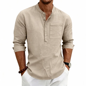 Dettaglio camicia henley da uomo in lino con trama traspirante e taschino sul petto