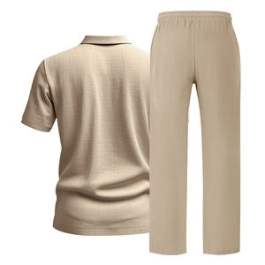 Detail van de kaki linnen polo en broek set met de nadruk op de geweven stofstructuur