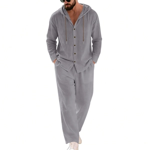 Zweiteiliges Herren-Set aus grauem Leinen mit Kapuzenhemd und lässiger Strandhose