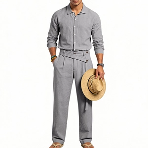 Détail d'un ensemble en lin gris pour homme avec chemise boutonnée et pantalon à ceinture