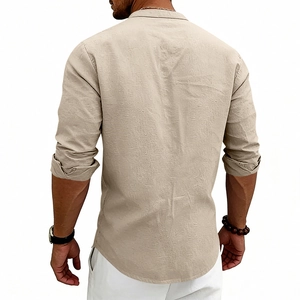 Vista posteriore di una camicia da uomo in lino kaki con collo alto e orlo curvo