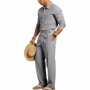 Vue détaillée d'un ensemble de vacances en lin gris pour homme avec chemise et pantalon