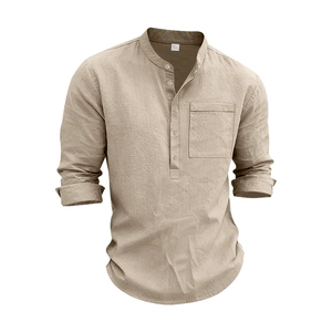Dettaglio della camicia Henley in lino kaki con collo alla coreana e taschino