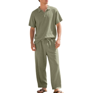 Detail van saliegroen linnen overhemd met knopen en bijpassende broek met trekkoord