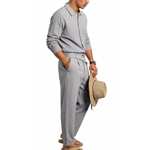 Détail de l'ensemble en lin gris clair montrant le tissu texturé et la chemise décontractée