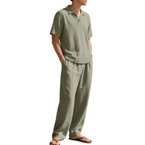 Detail van saliegroene katoen-linnen set met polo met korte mouwen en elastische taillebroek
