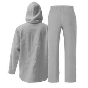 Détail d'une chemise à capuche en lin gris clair pour homme et d'un pantalon avec texture