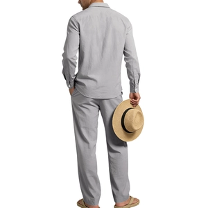 Détails d'un ensemble chemise et pantalon en lin gris clair avec tissu texturé et coupe