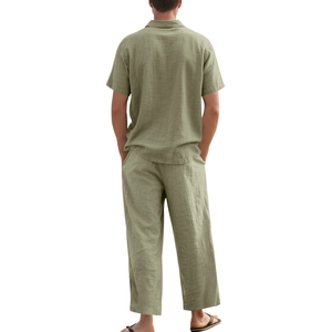 Achteraanzicht van olijfgroene linnen herenoverhemd en bijpassende broek in zomerse set