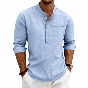 Dettaglio camicia Henley in lino azzurro con collo alla coreana e taschino sul petto