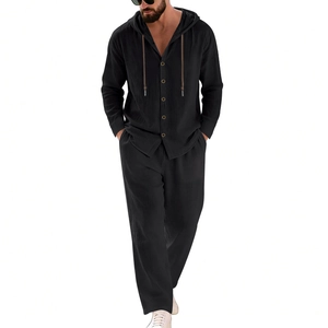 Herren Leinen-Set mit schwarzem Kapuzenhemd und passender langer Freizeithose