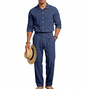 Détail d'un ensemble en lin bleu marine avec chemise à col rabattu et pantalon à sangle