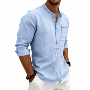 Dettaglio macro del tessuto in lino e cotone azzurro e del design del colletto Henley