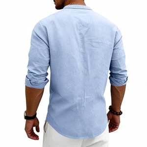 Vista posteriore di una camicia da uomo slim fit in lino azzurro con colletto alla coreana