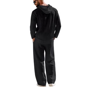 Rückansicht des schwarzen Herren-Sets aus Leinenstruktur mit Hoodie und weiter Hose