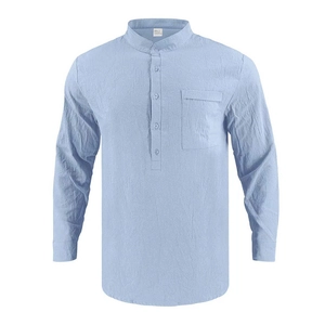 Dettaglio di camicia Henley in lino azzurro testurizzato con collo alla coreana e taschino
